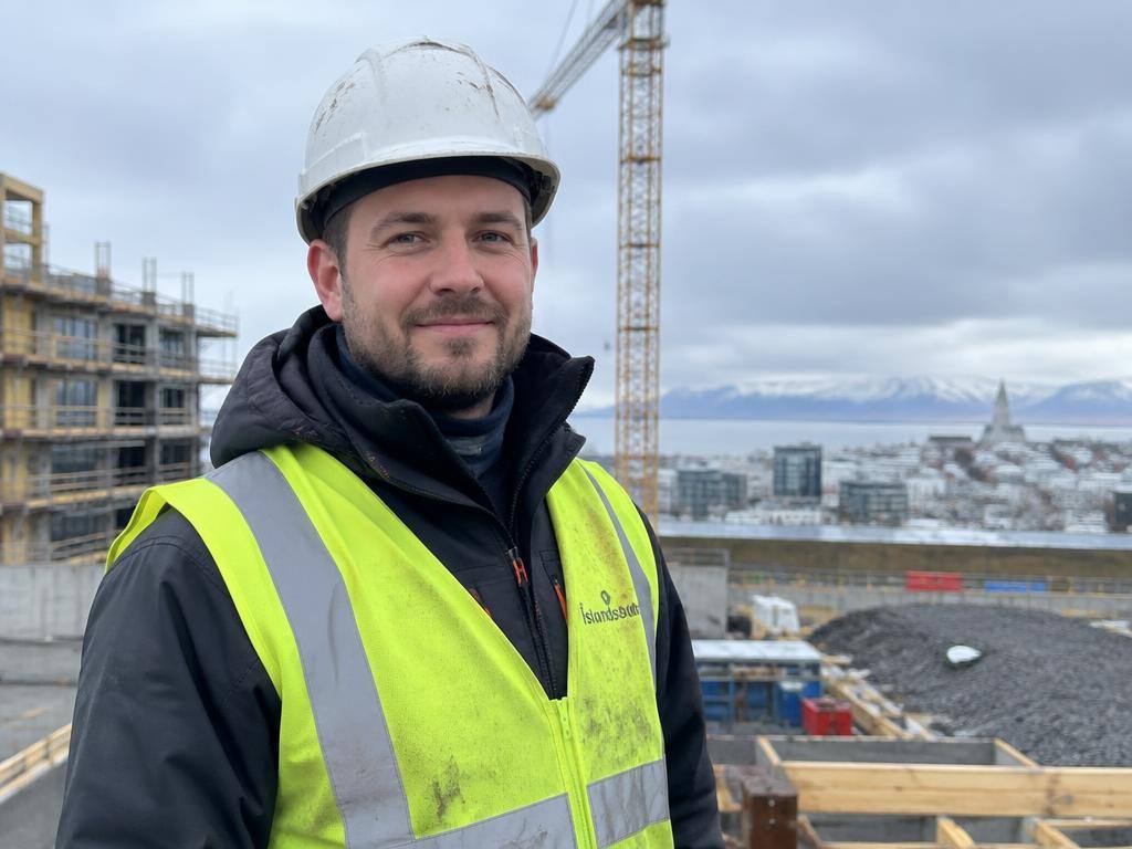 Vanur starfsmaður leitar að vinnu í byggingum 1