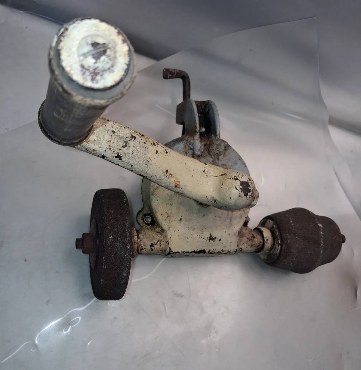 Brýnisvél  /  Handbrýni.Antique VINTAGE MANUAL HAND CRANK. 1