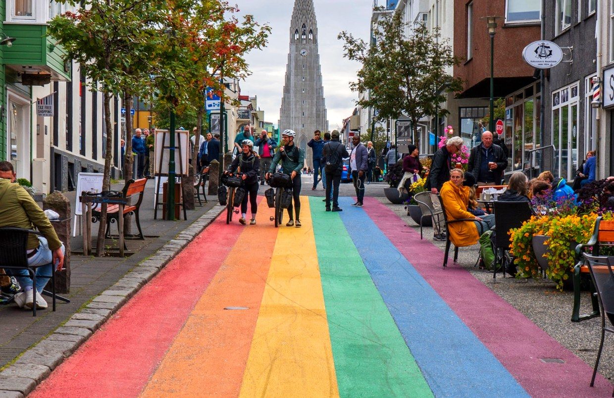Regnbogagatan Skólavörðustígur í Reykjavík með Hallgrímskirkju í bakgrunni